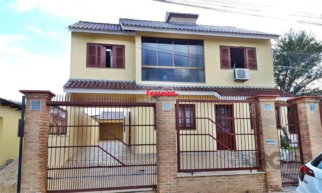 Casa de 3 dormitórios no bairro Sarandi