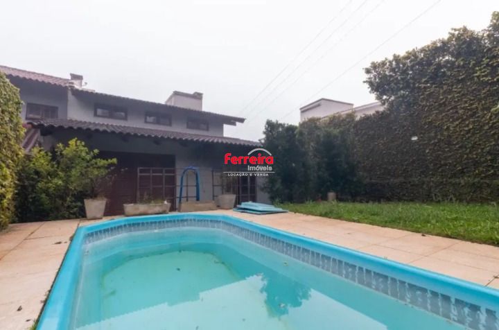 Casa de 3 dormitórios com piscina no bairro Teresópolis, em Porto Alegre.