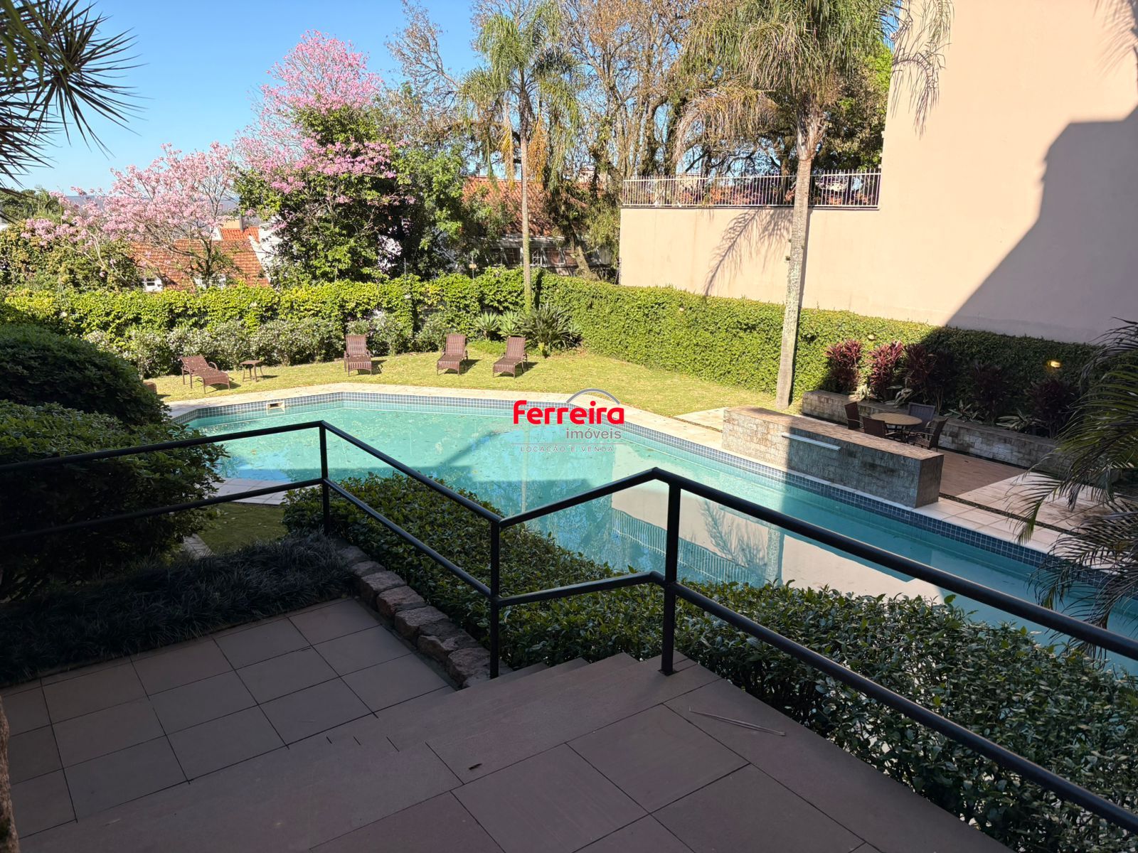 Piscina no condomínio