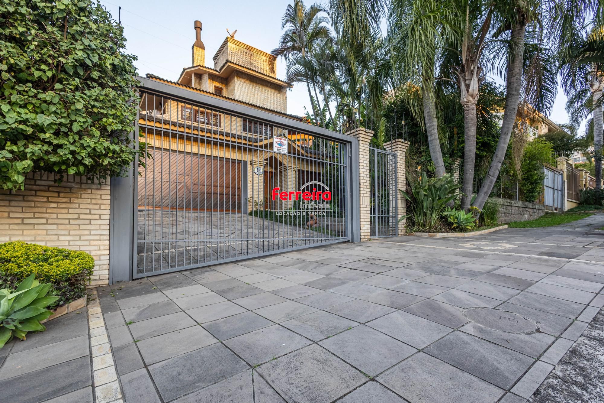 Casa com 374 m² | 3 suítes | Piscina | Ao lado do Jardim Europa