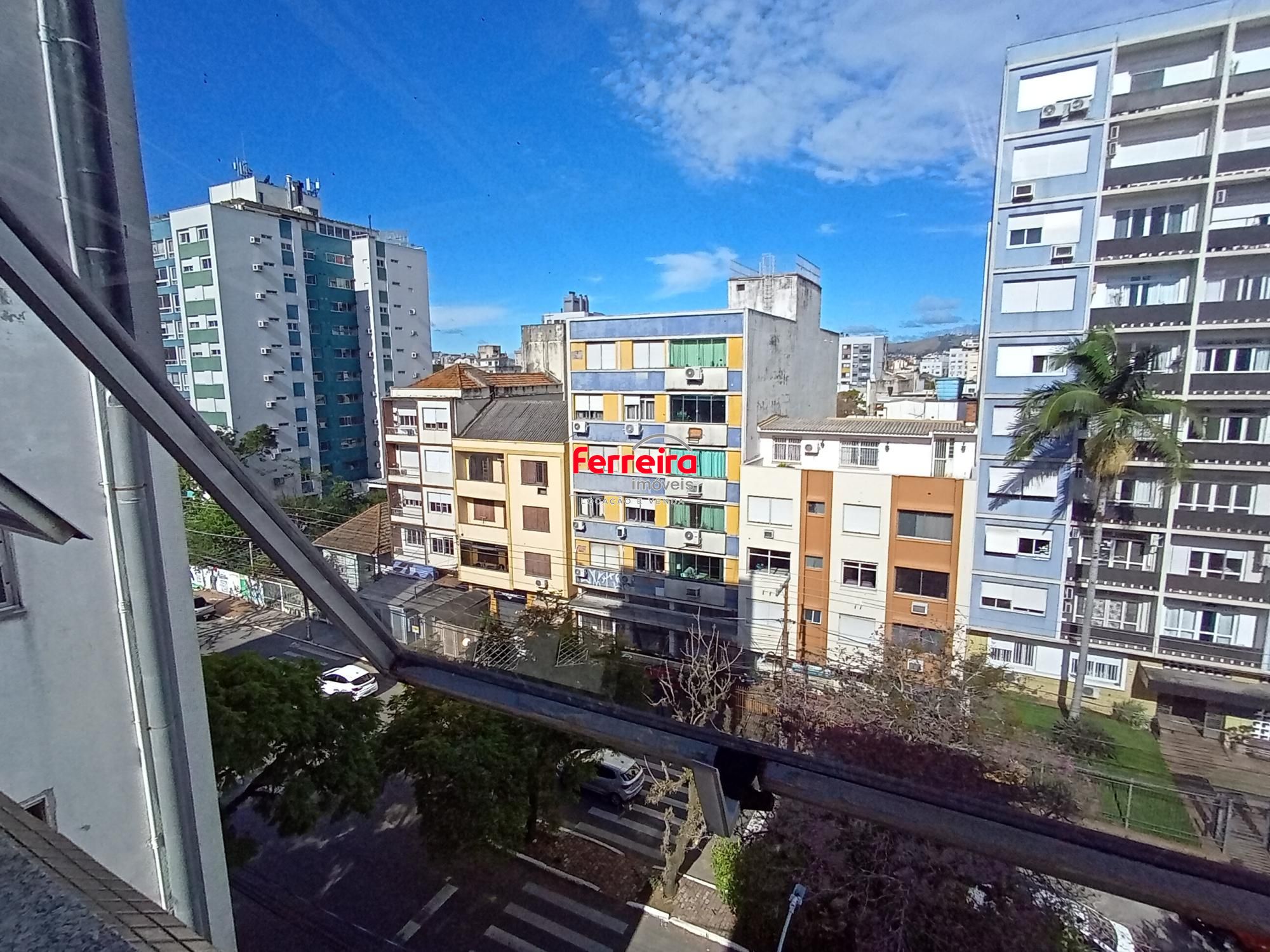 Sala na Venâncio Aires com mezanino e 2 banheiros