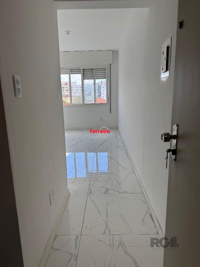 Apartamento com 54,70 m² de área privativa com dois dormitórios, sala, cozinha e área de serviço. Reformado.  Piso porcelanato