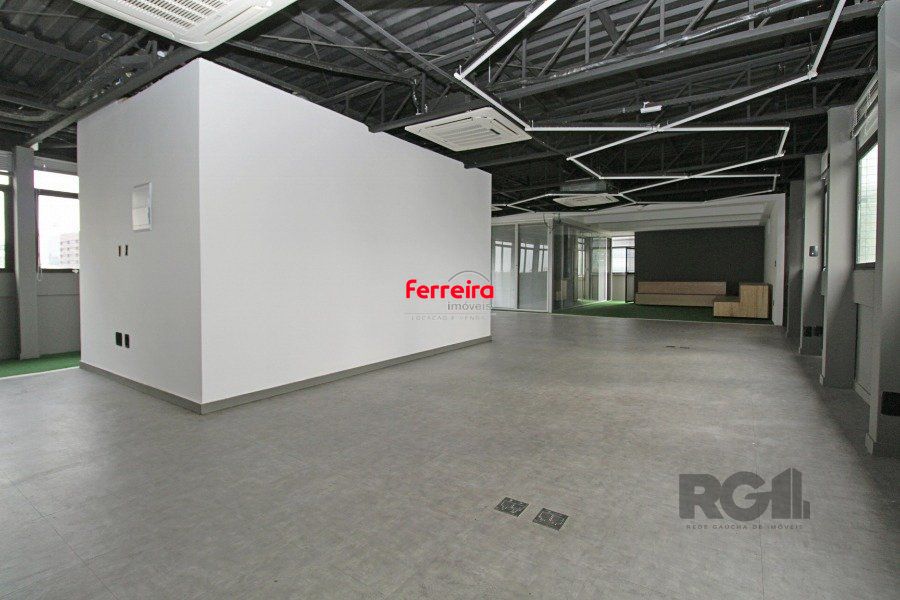 Conjunto com 171,46m² área privativa, com 1 vaga de garagem.
