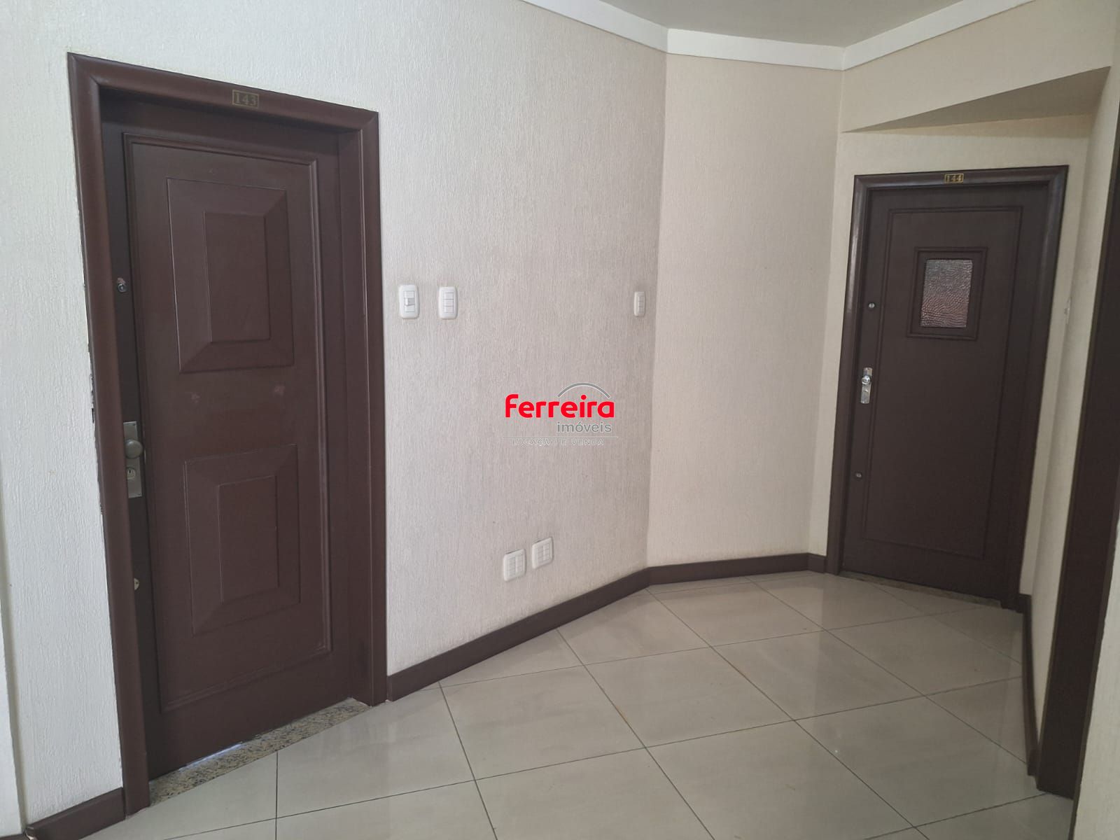 porta do apto, no corredor