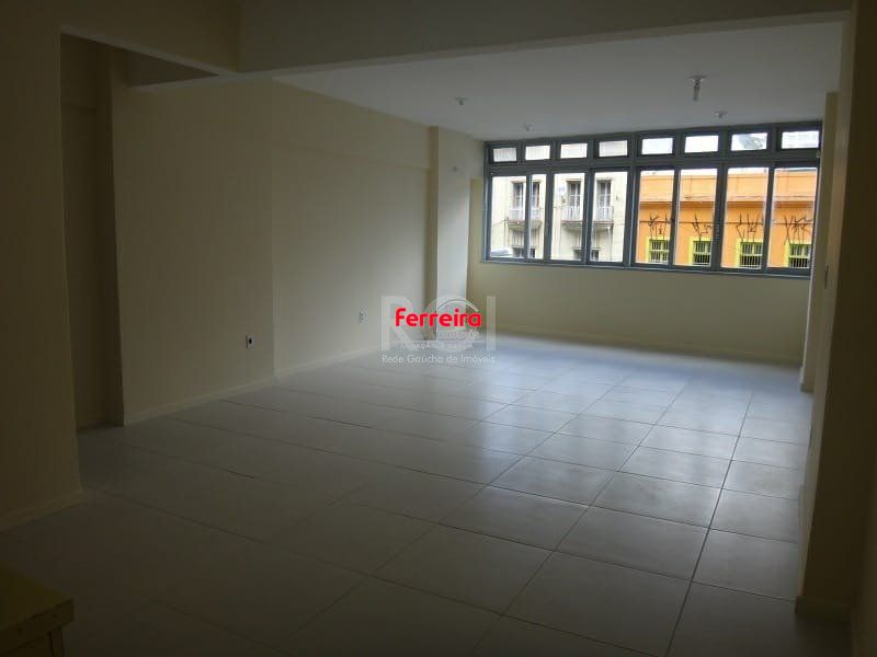 Sala comercial com 55,0 m2, com 2 banheiros e piso com porcelanato.