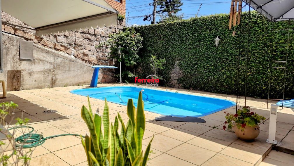Linda Casa de Esquina com 230 M². Área de Lazer Completa.