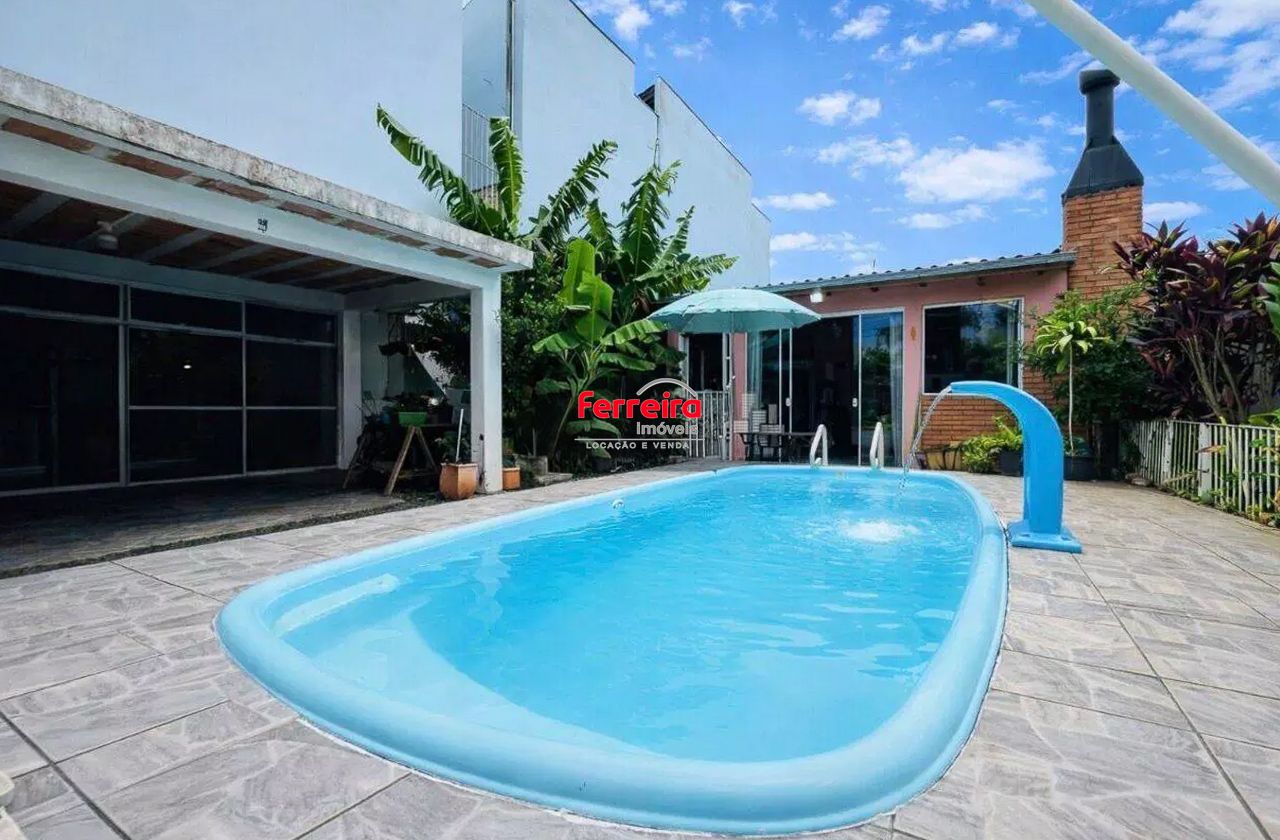 Casa com churrasqueira / Piscina