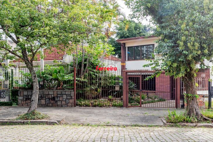 Com 3 quartos e 2 banheiros, ampla sala com garagem para 03 carros.