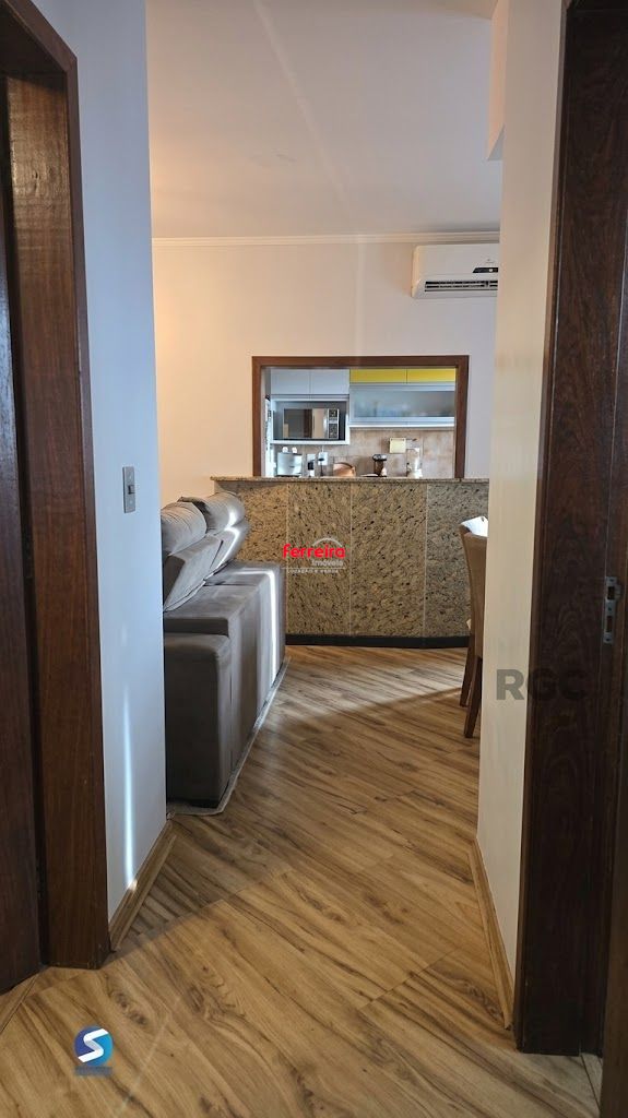 Vendo apto, 2 quartos, semi mobiliado, em localização priviligiada, na Protasio Alves