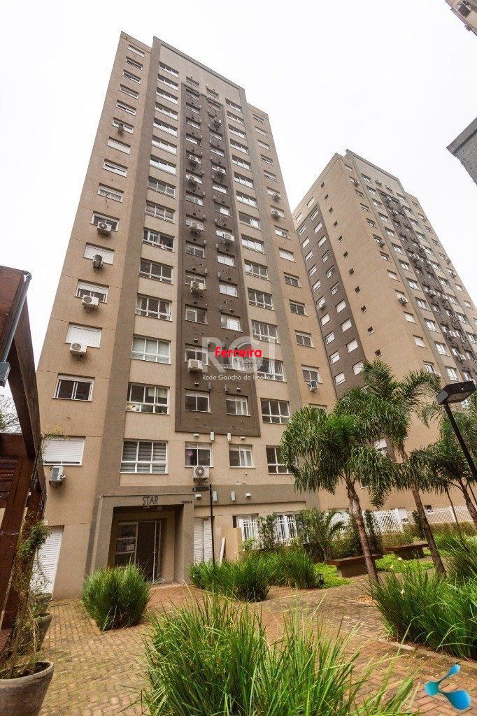 Vende apartamento, 03 dormitórios, living para dois ambientes, banheiro social, cozinha com churrasqueira e área de serviço e garagem.