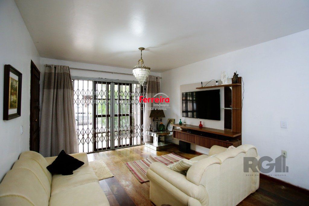 Casa 3 Dormitório(s) com 02 garagens, Bairro Petrópolis