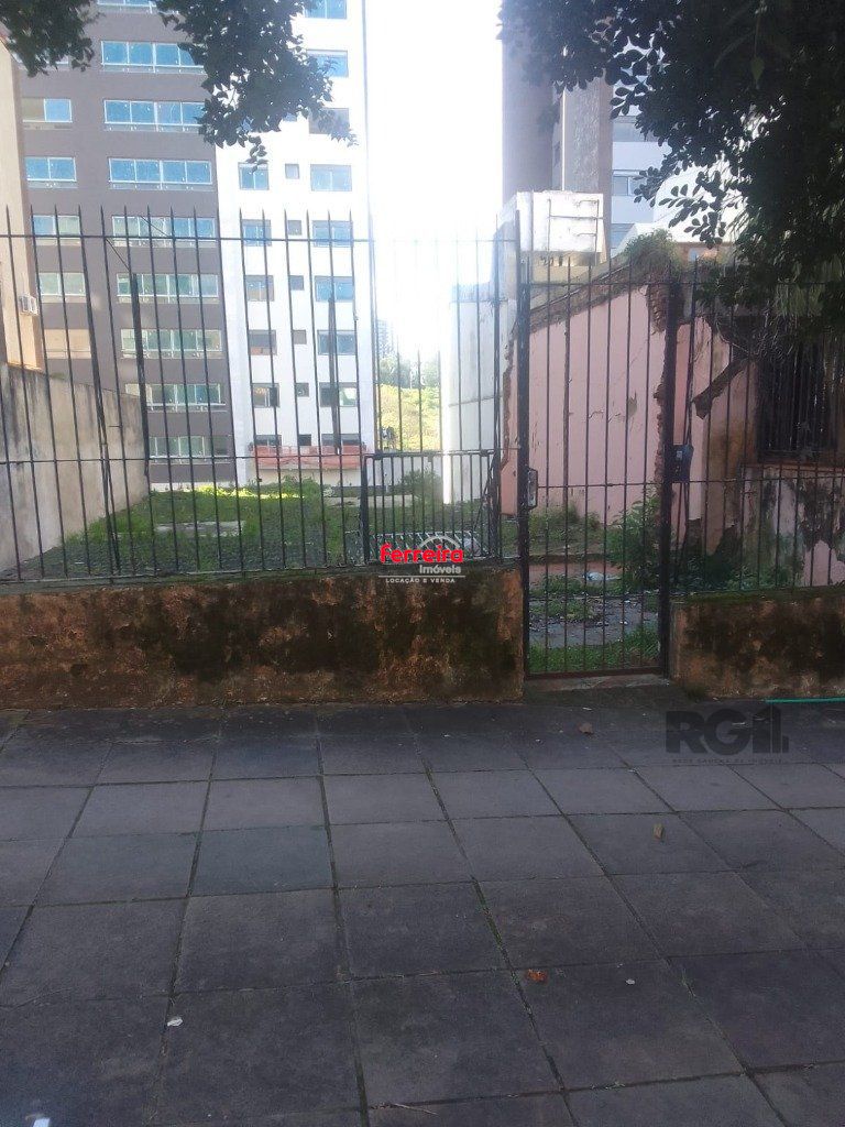 Terreno com 330 metros quadrados sendo 10 de frente e 33 da frente aos fundos.