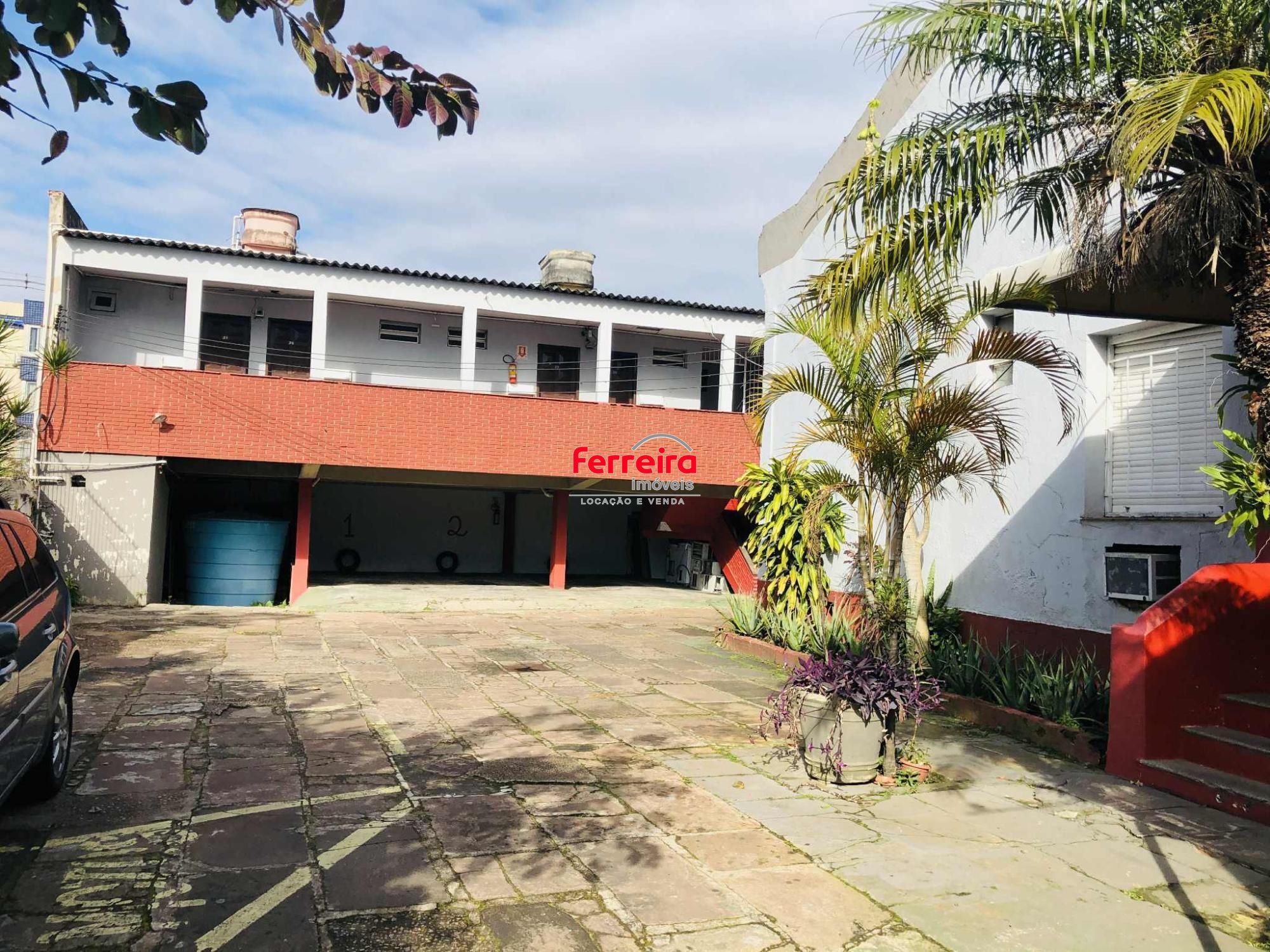 Vende terreno  pronto para construir, esta é a sua chance! Localizado na Avenida Bento Gonçalves, Porto Alegre/RS, terreno que mede 22m² de testada, com frente a fundos de 58m², com fundos para Gomes Jardim.