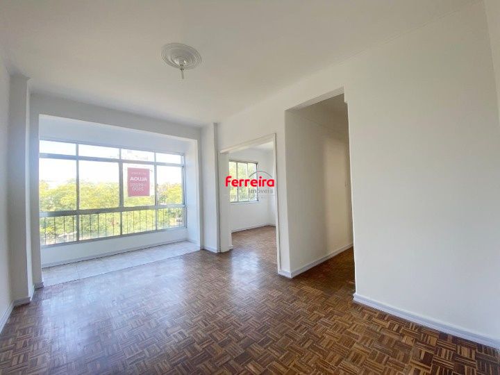 Apartamento  reformado de 3 dormitórios transformado em 2 perto da Redenção