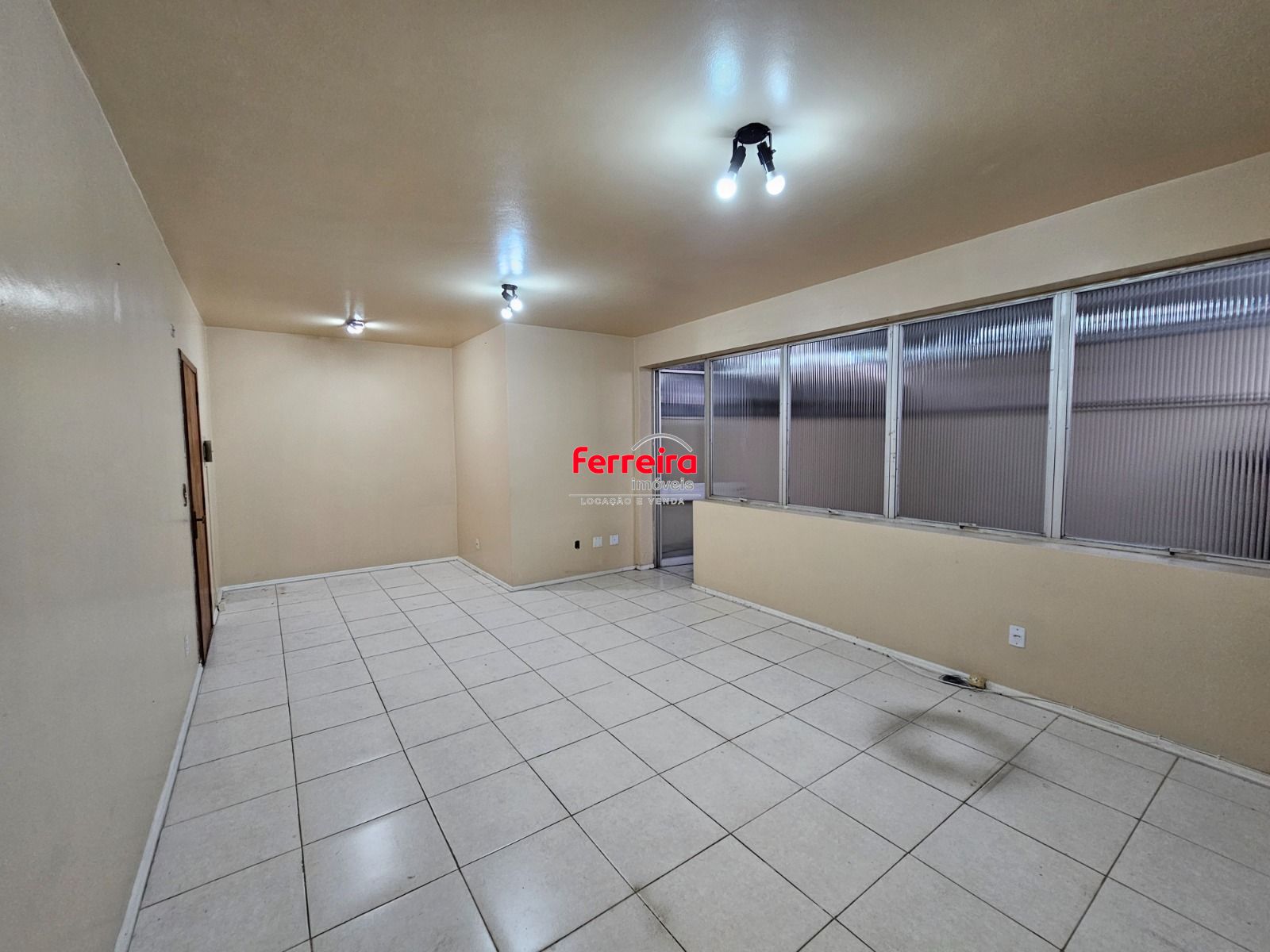 Ampla sala comercial na Cristóvão Moinhos de Vento com 53m2