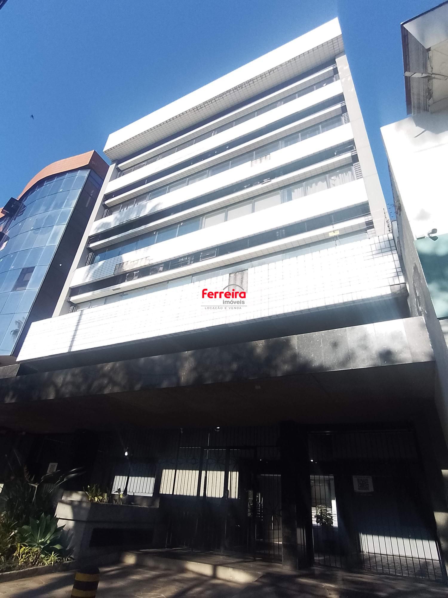 Sala comercial com elevador e vaga no Petrópolis