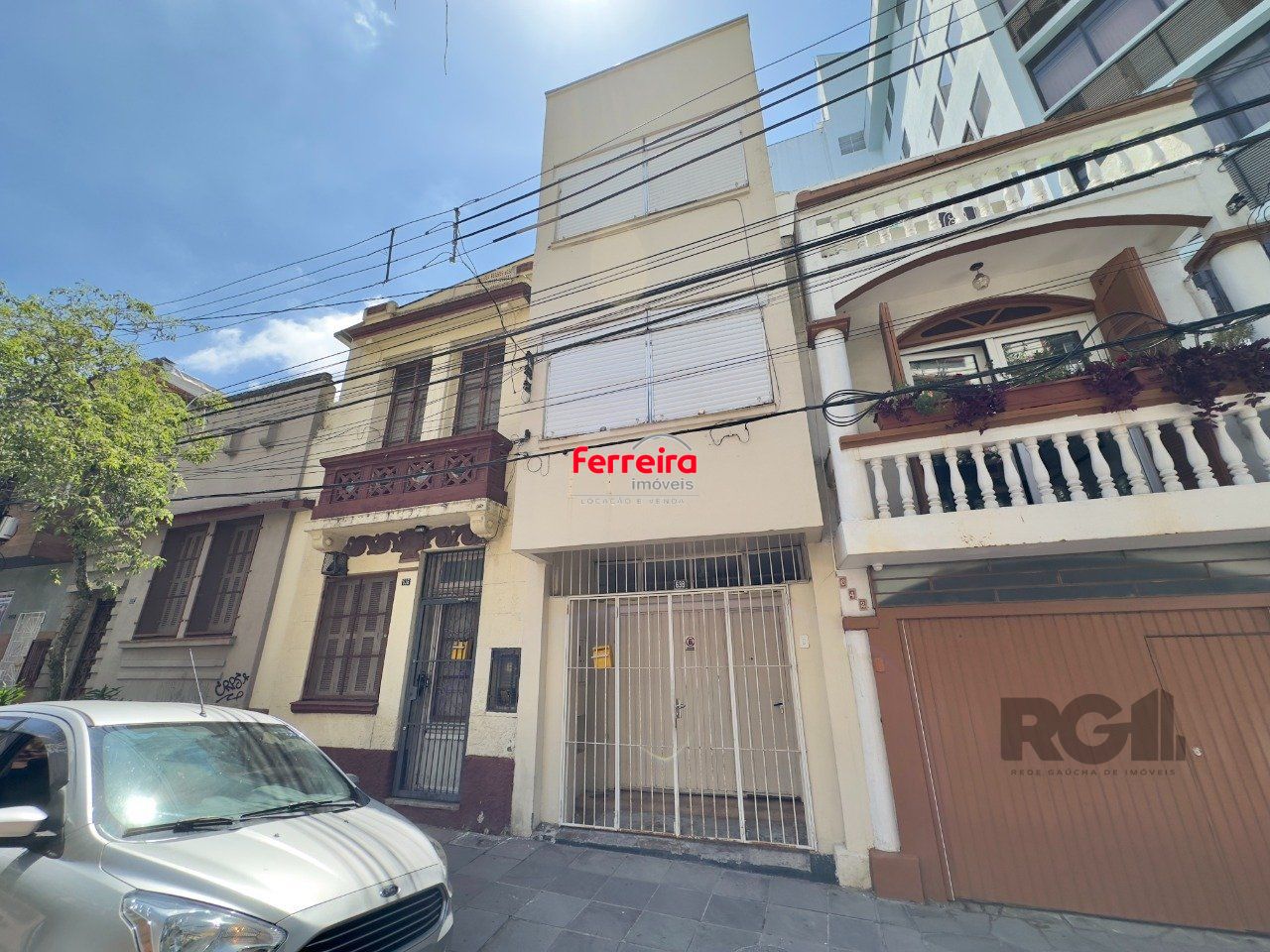 CASA COM 4 DORMITÓRIOS E PÁTIO COM CHURRASQUEIRA NO CENTRO HISTÓRICO