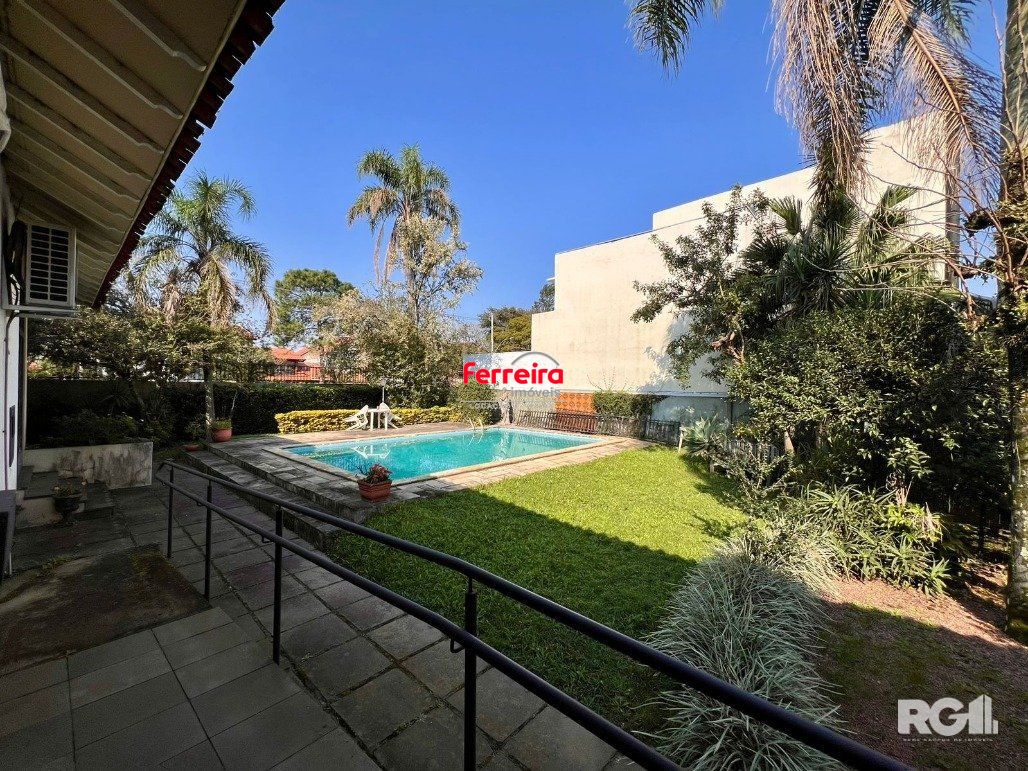 Casa térrea, com 3 dormitórios, sendo 2 suítes, 5 vagas, piscina, no bairro Ipanema, em Porto Alegre, RS