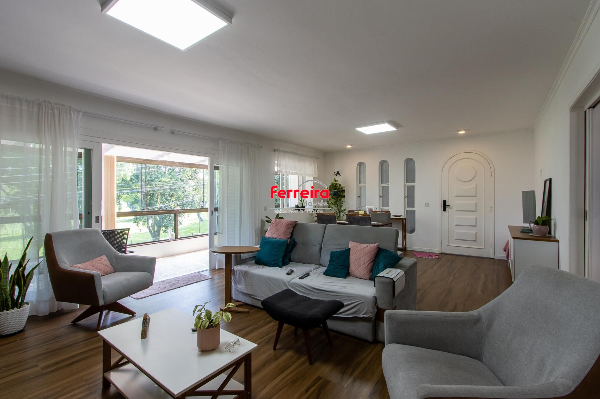 Linda casa totalmente reformada, 3 quartos (1 suite), 2 vagas cobertas - Bairro Nonoai