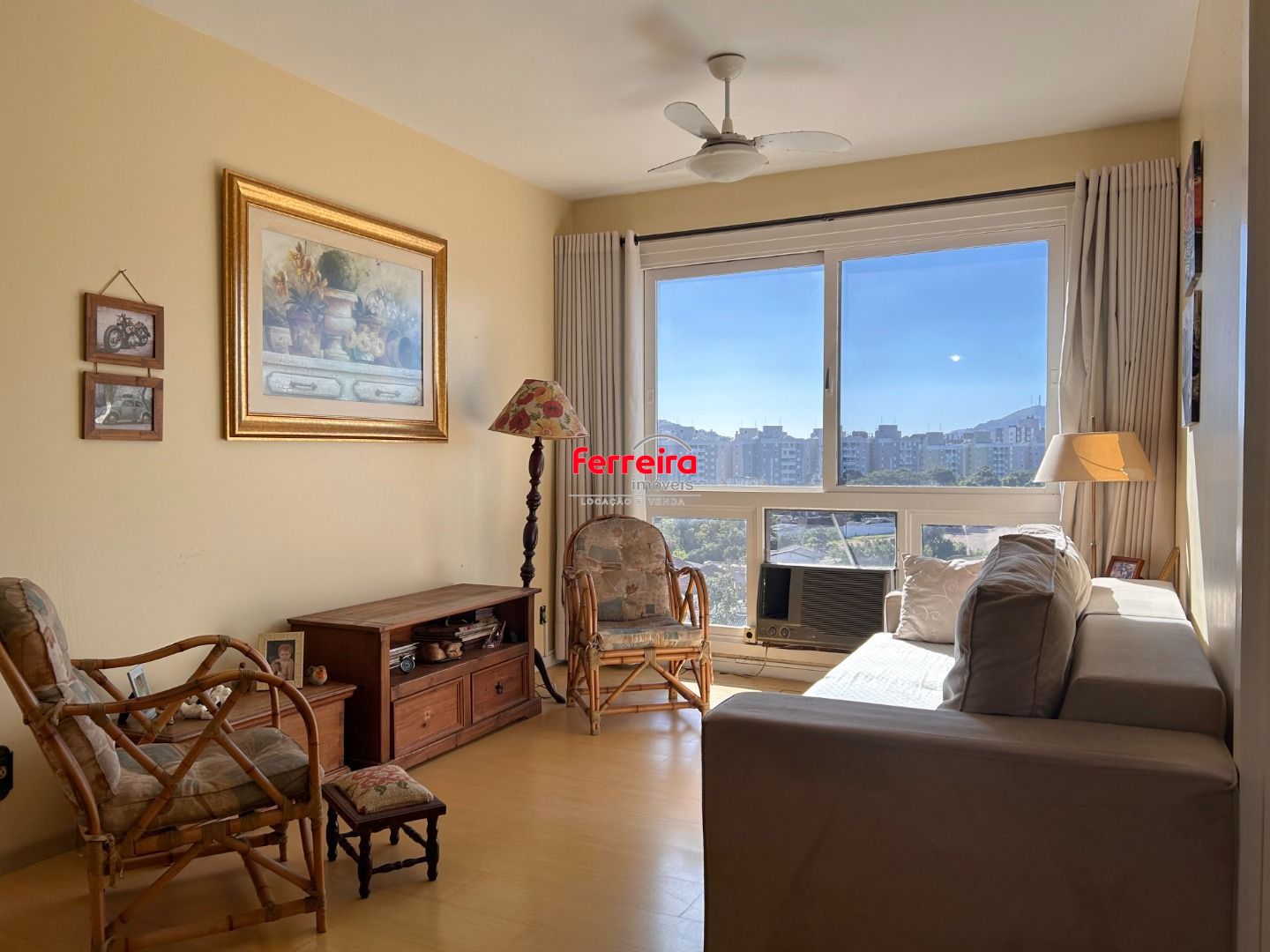 Lindo apartamento semi-mobiliado, 2 quartos, sacada e 1 vaga escriturada - Bairro Camaquã