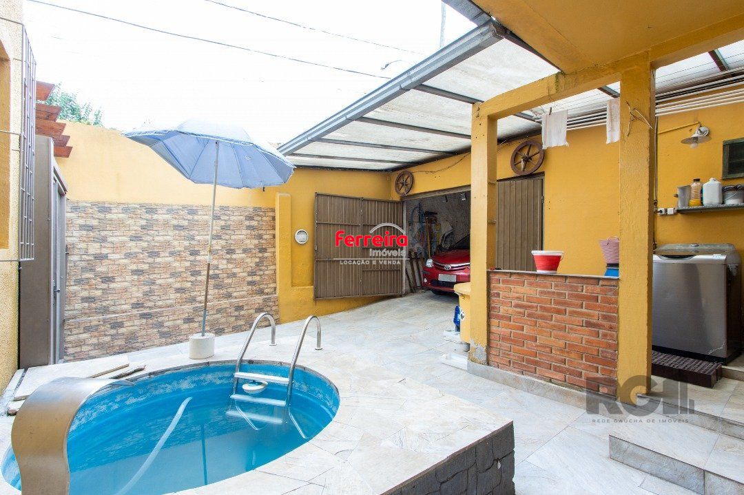 Sobrado, 3 quartos, 2 banheiros, pátio, 2 vagas, piscina - Bairro Vila Nova