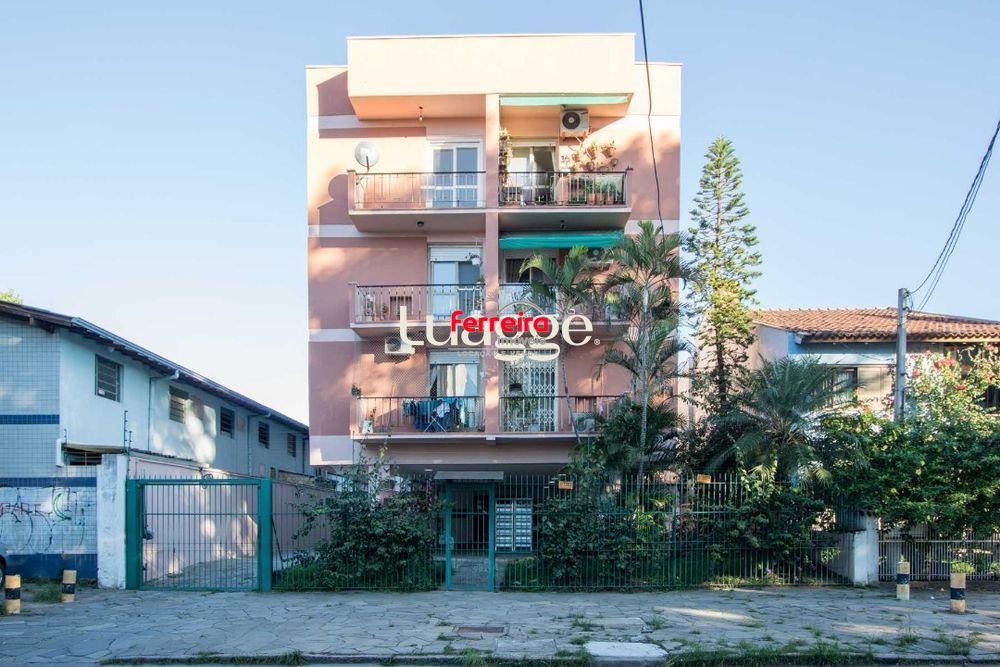 Apartamento de 2 dormitórios, 2 banheiros e 1 vaga no bairro Cristal.