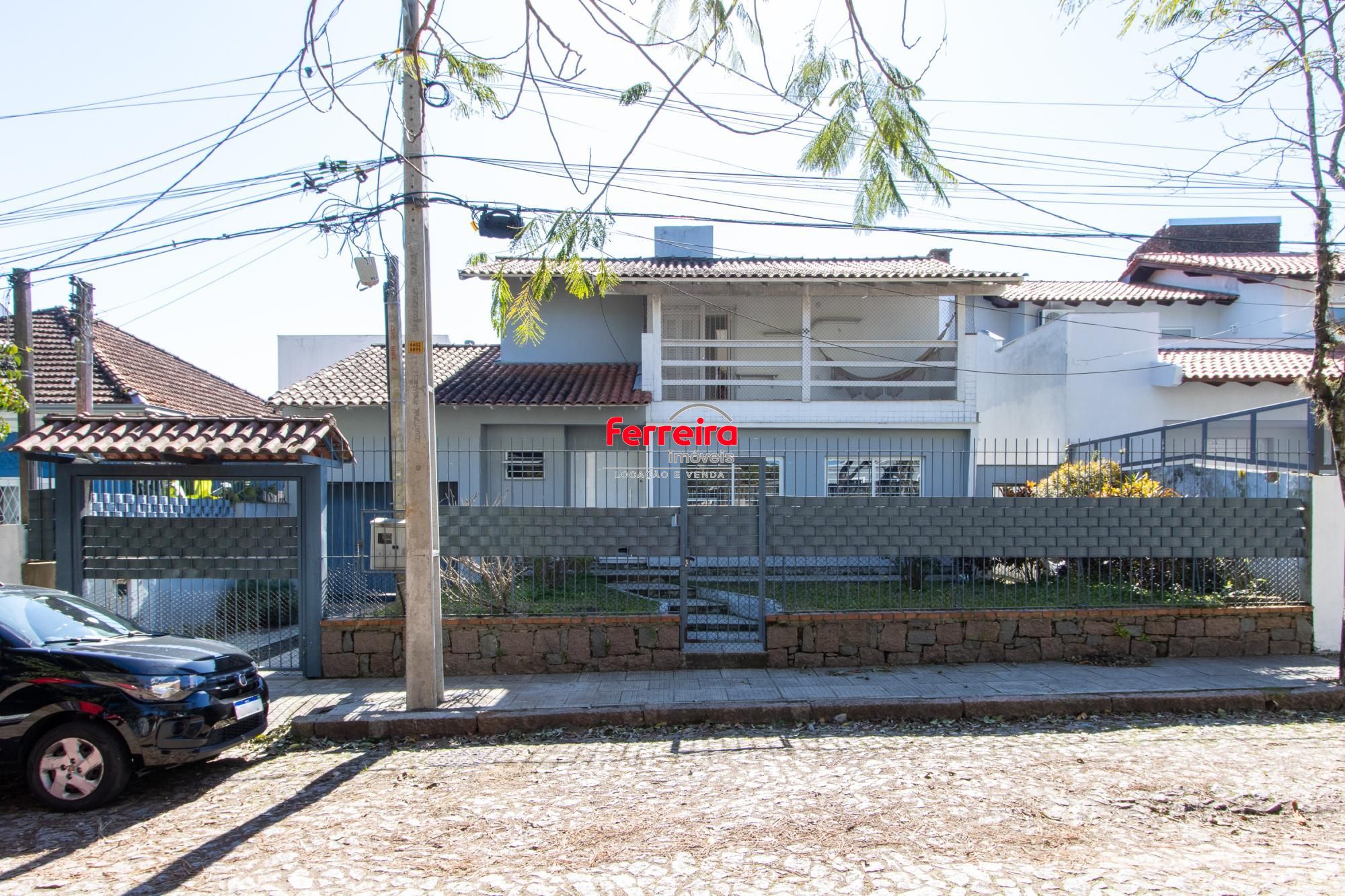 Casa 3 Dormitórios no Bairro Tristeza com 2 Vagas de Garagem