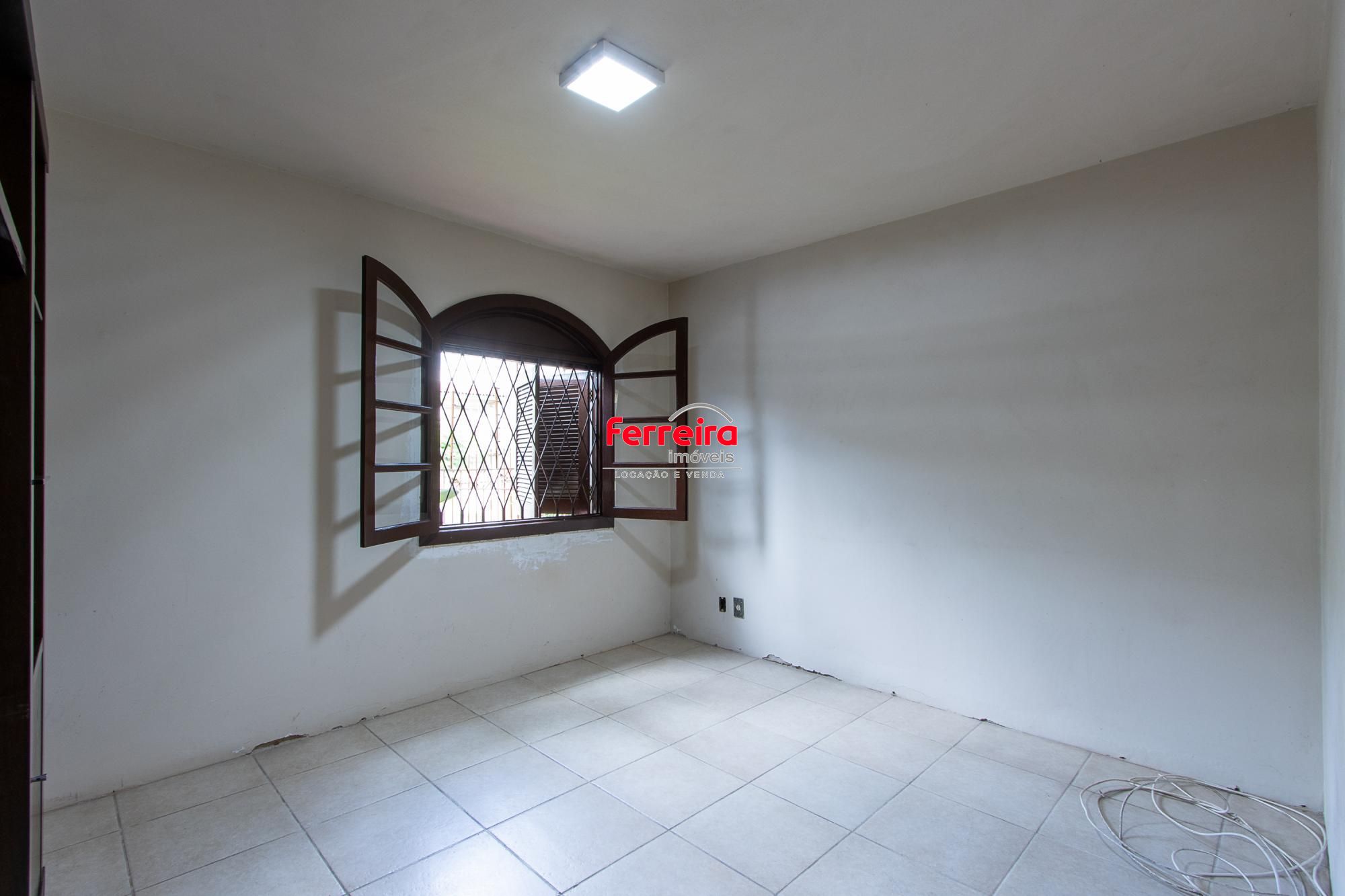 Casa de condomínio, 3 dormitórios, 1 suíte, 1 vaga coberta, no bairro Cristal.