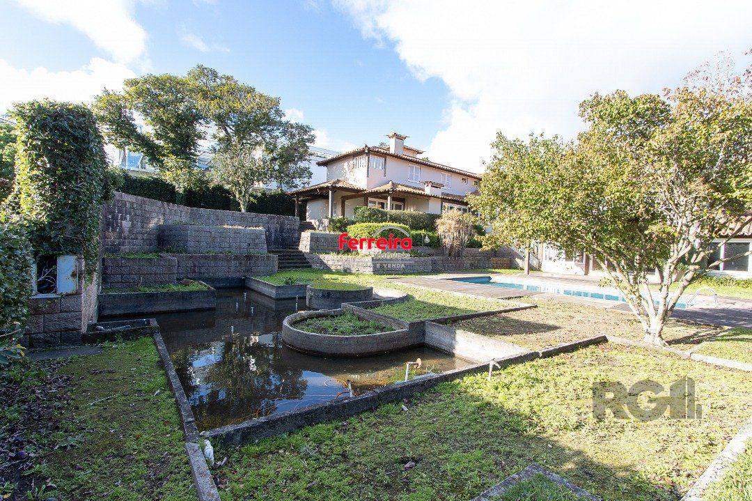 Casa Condomínio a Venda -  5 dormitórios, sendo 2 suítes, a master com lareira e closet, 4 vagas - Jardim do Sol