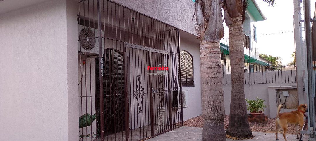 Casa térrea, 3 dormitórios, 1 suíte, living para 2 ambientes, cozinha, pátio, 2 banheiros e 4 vagas .