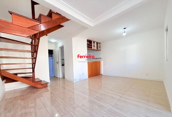 Casa reformada em condomínio fechado com 3 dormitórios, suíte, churrasqueira e 2 vagas no Parque Santa Fé!