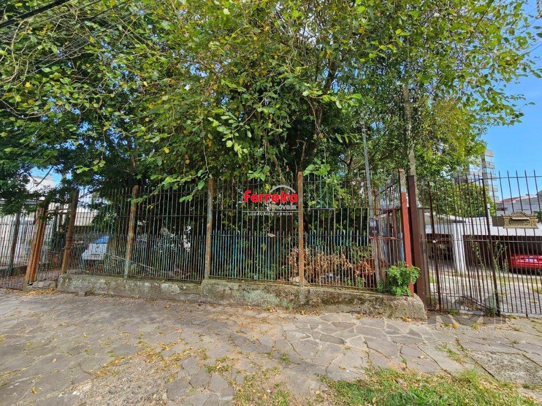 Terreno plano de 426 m², localizado na Rua Padre João Batista Reus,