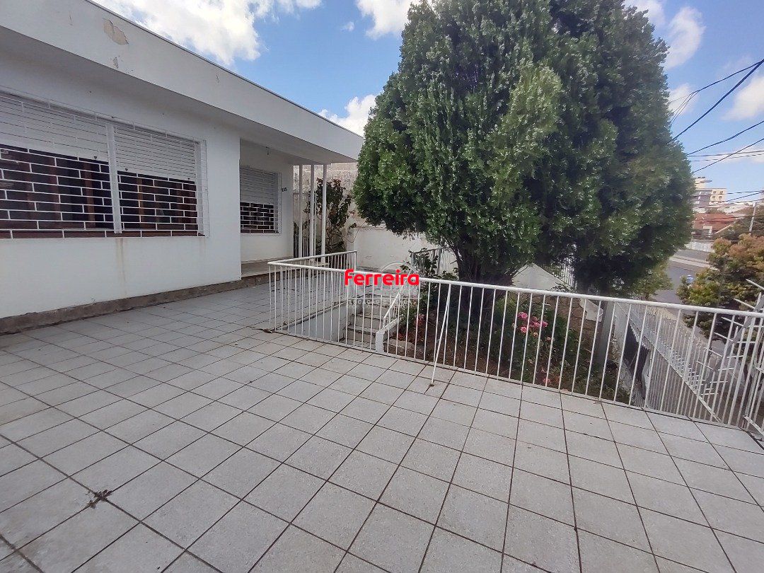 Casa à venda com 3 quartos, 1 vaga e pátio - Bairro Medianeira
