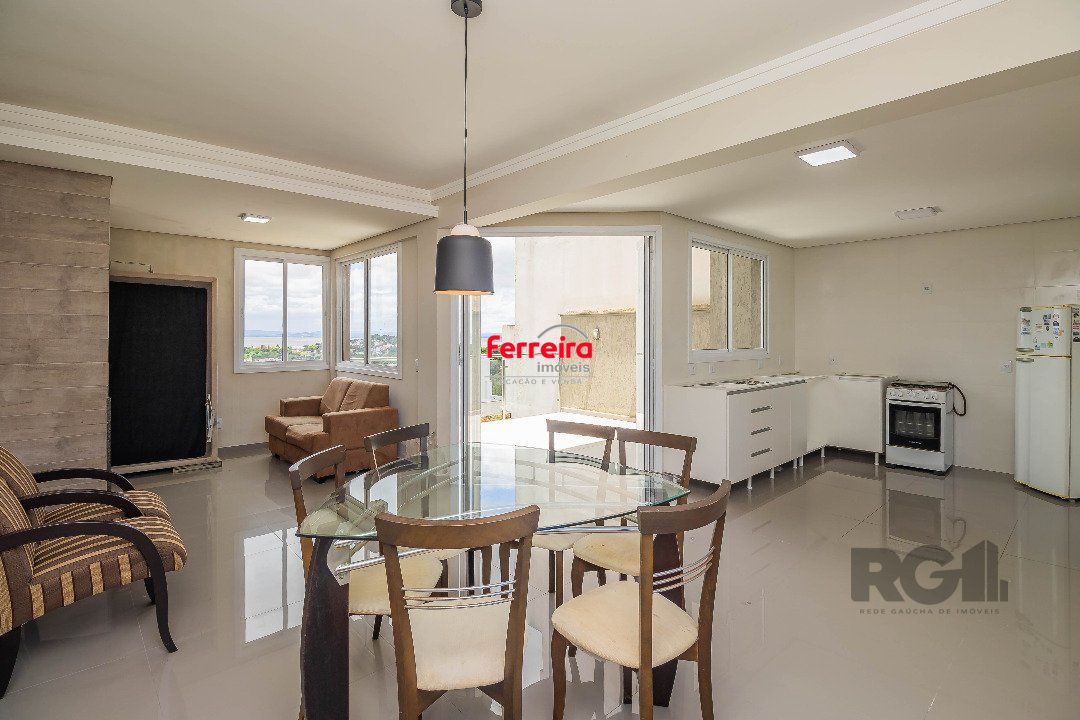 Sobrado, 185 metros quadrados privativo, com 3 quartos, 1 suíte, Living e cozinha integrados, lareira, churrasqueira, lavabo e 2 vagas de garagem. e 2 vagas de garagem