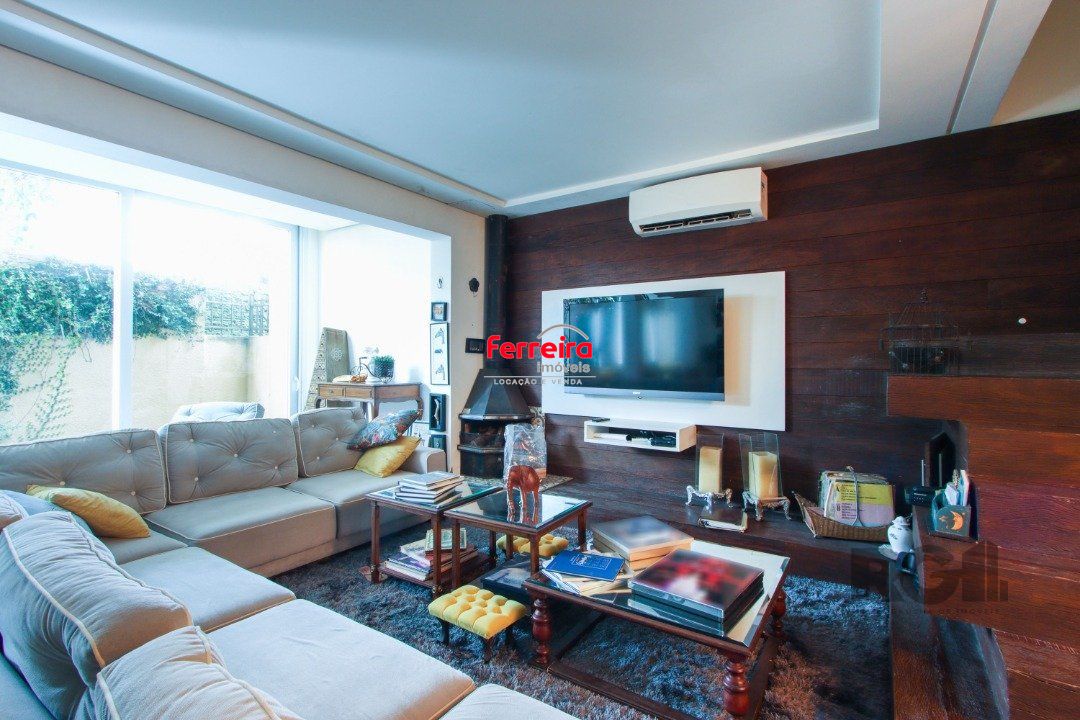 Casa com 327m² de área privativa, oferecendo 3 dormitórios, sendo 3 suítes