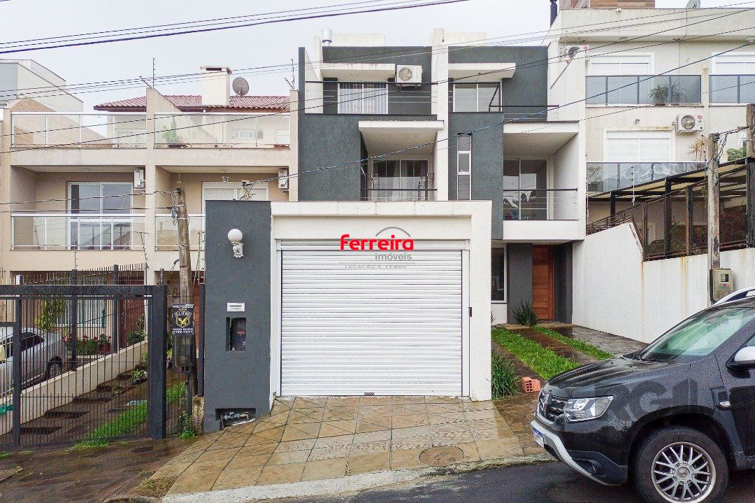 casa possui 3 suítes, 2 com closet