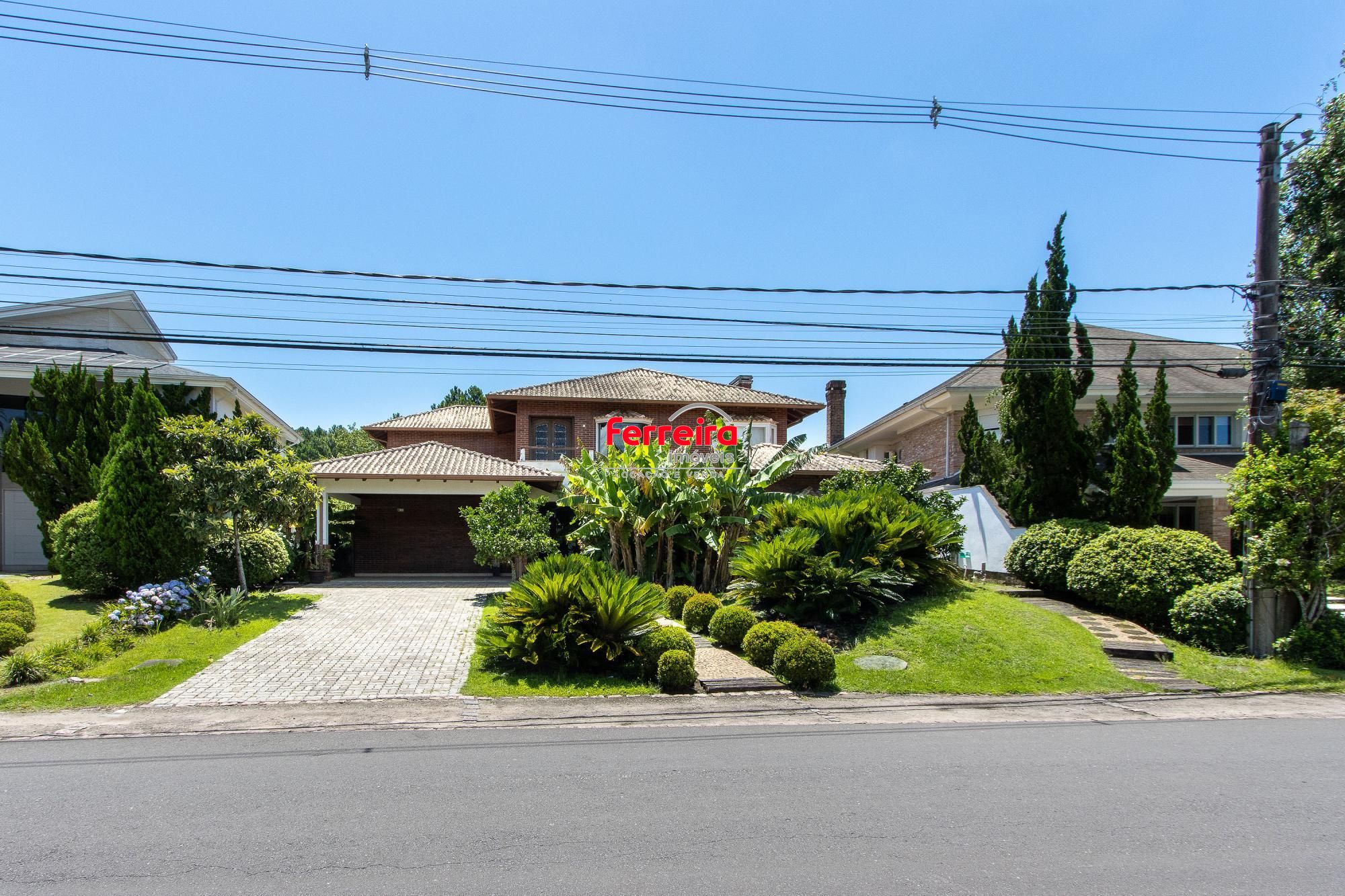 Casa no Terra Ville com fundo para o lago.  4 suítes.