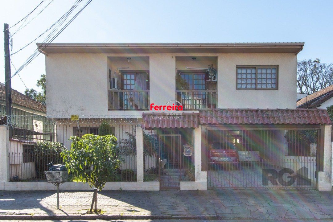 Casa de alvenaria, 3 quartos, 1 suíte, 4 banheiros e 5 vagas de garagem.