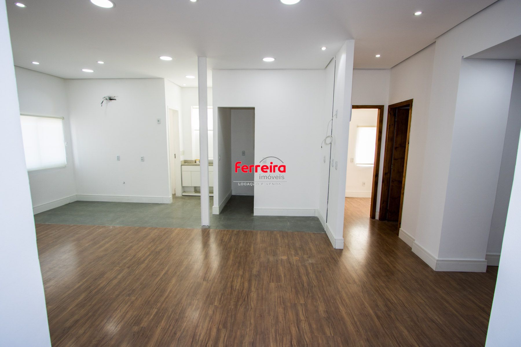 Casa comercial com aproximadamente 157m² privativos