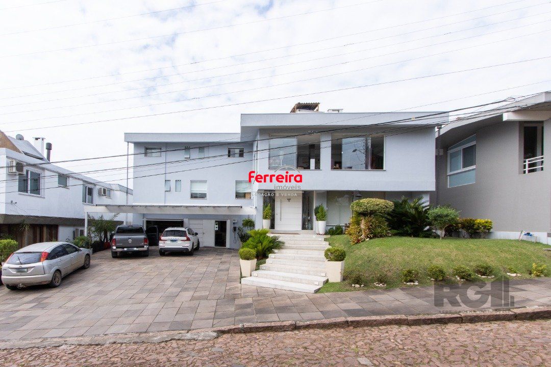 Casa em condominio . com 6 suites, sendo 3 suítes master com closet e hidro.