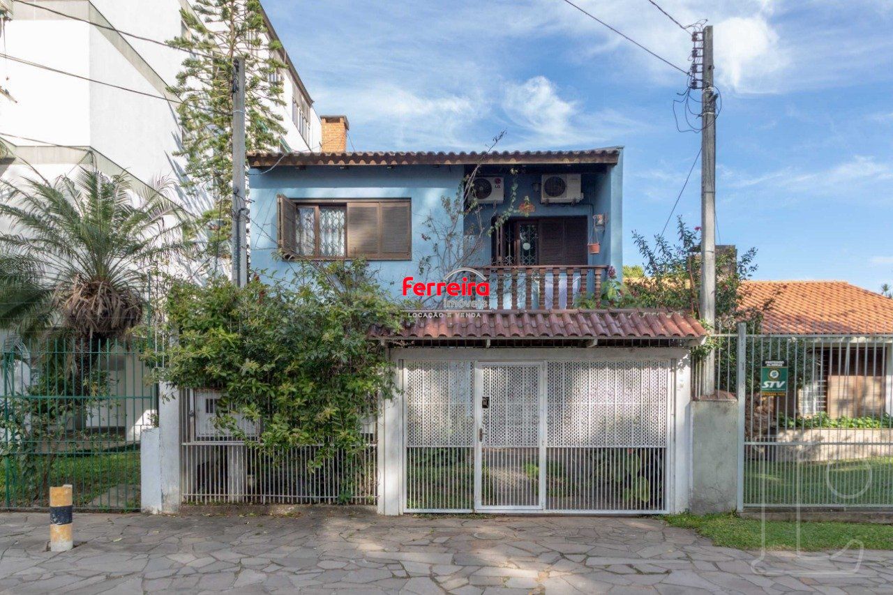 Sobrado para Venda - 241m², 4 dormitórios, sendo 1 suites, 1 vaga - Camaquã