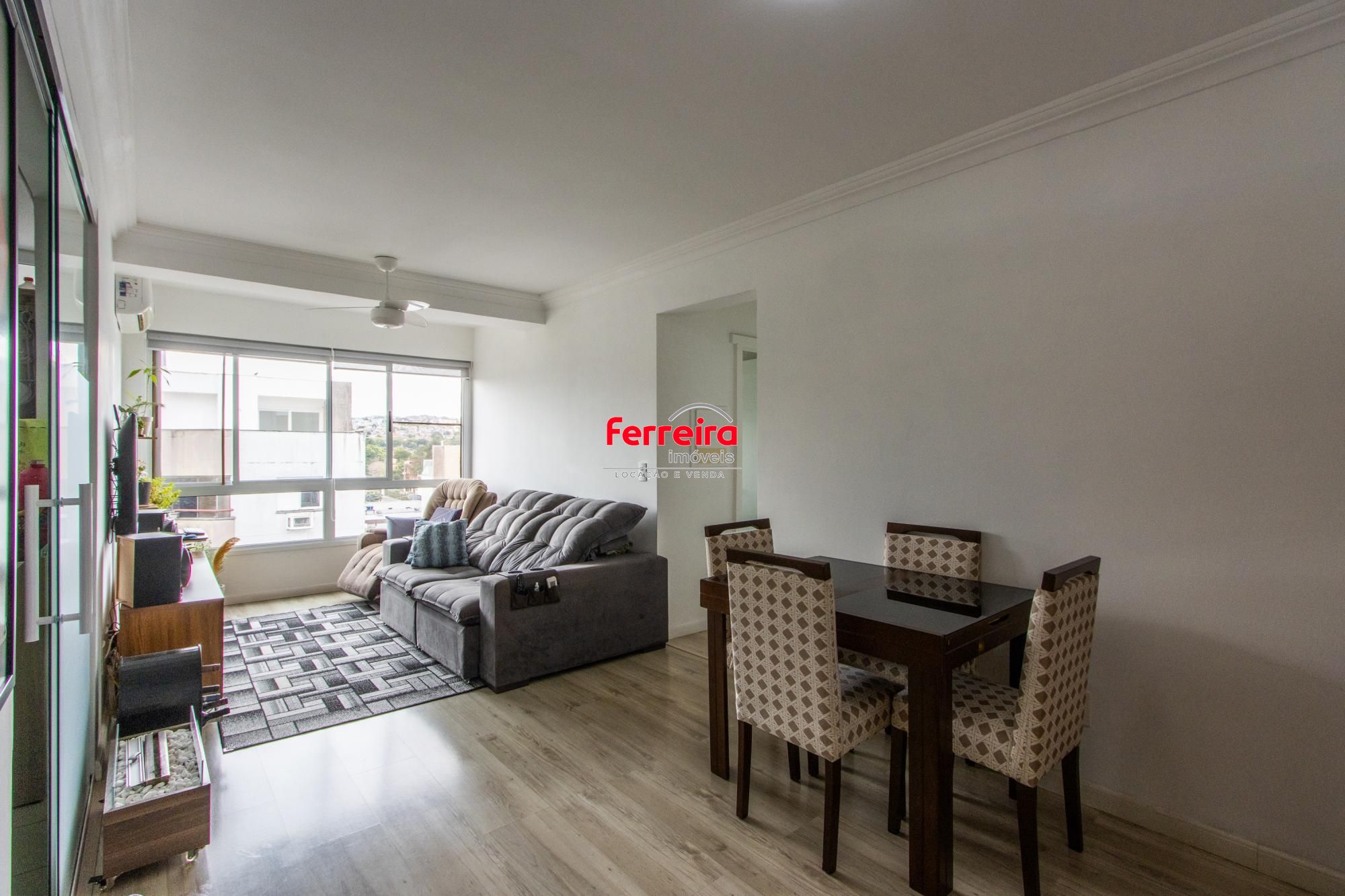 Apartamento de 2 quartos, living para 2 ambientes, cozinha com churrasqueira e 1 vaga de garagem coberta.
