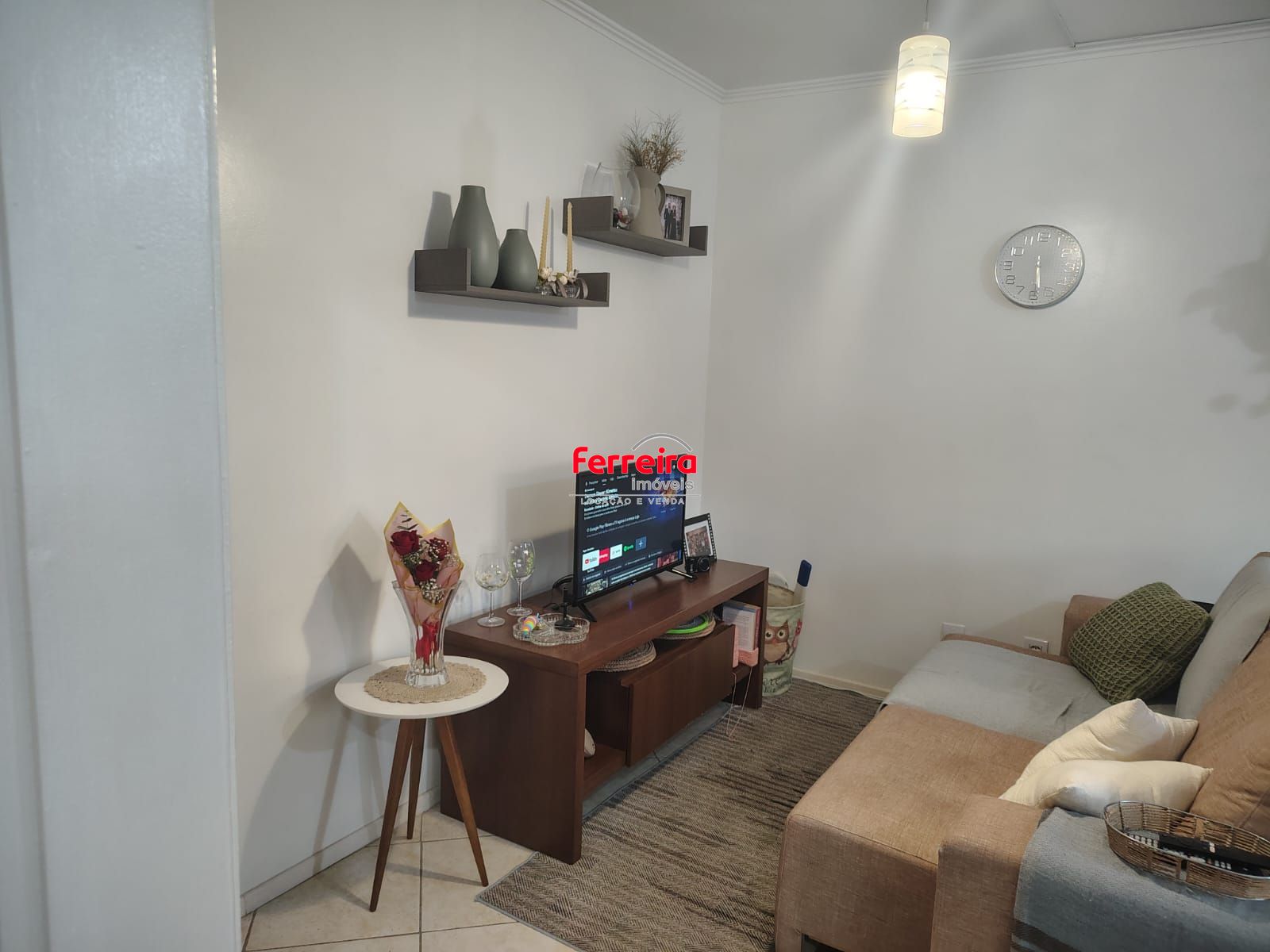 Apartamento de 2 quartos, living para 2 ambientes, banheiro social e 1 vaga escriturada.