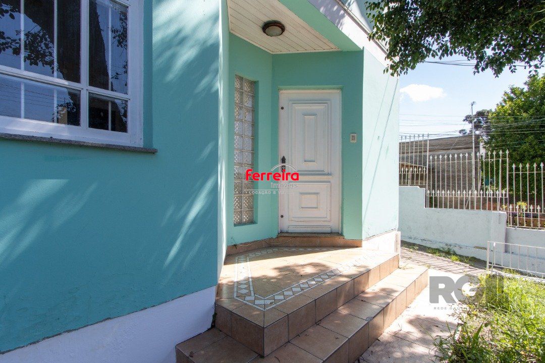 Casa de 4 dormitórios, 1 suíte, 4 vagas, no bairro Tristeza!