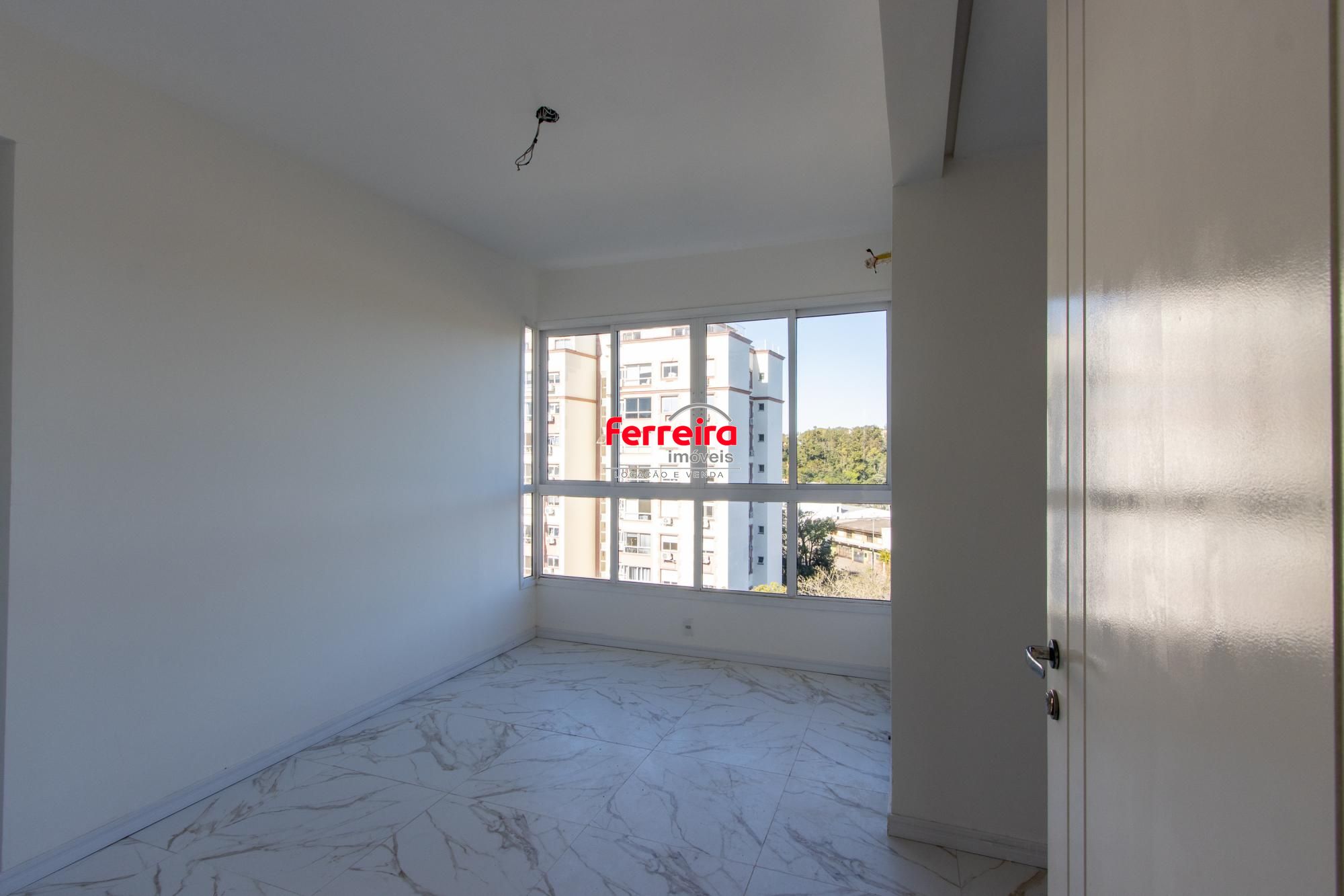 Apto com 3 dormitórios suíte e box coberto ( nunca habitado e reformado )