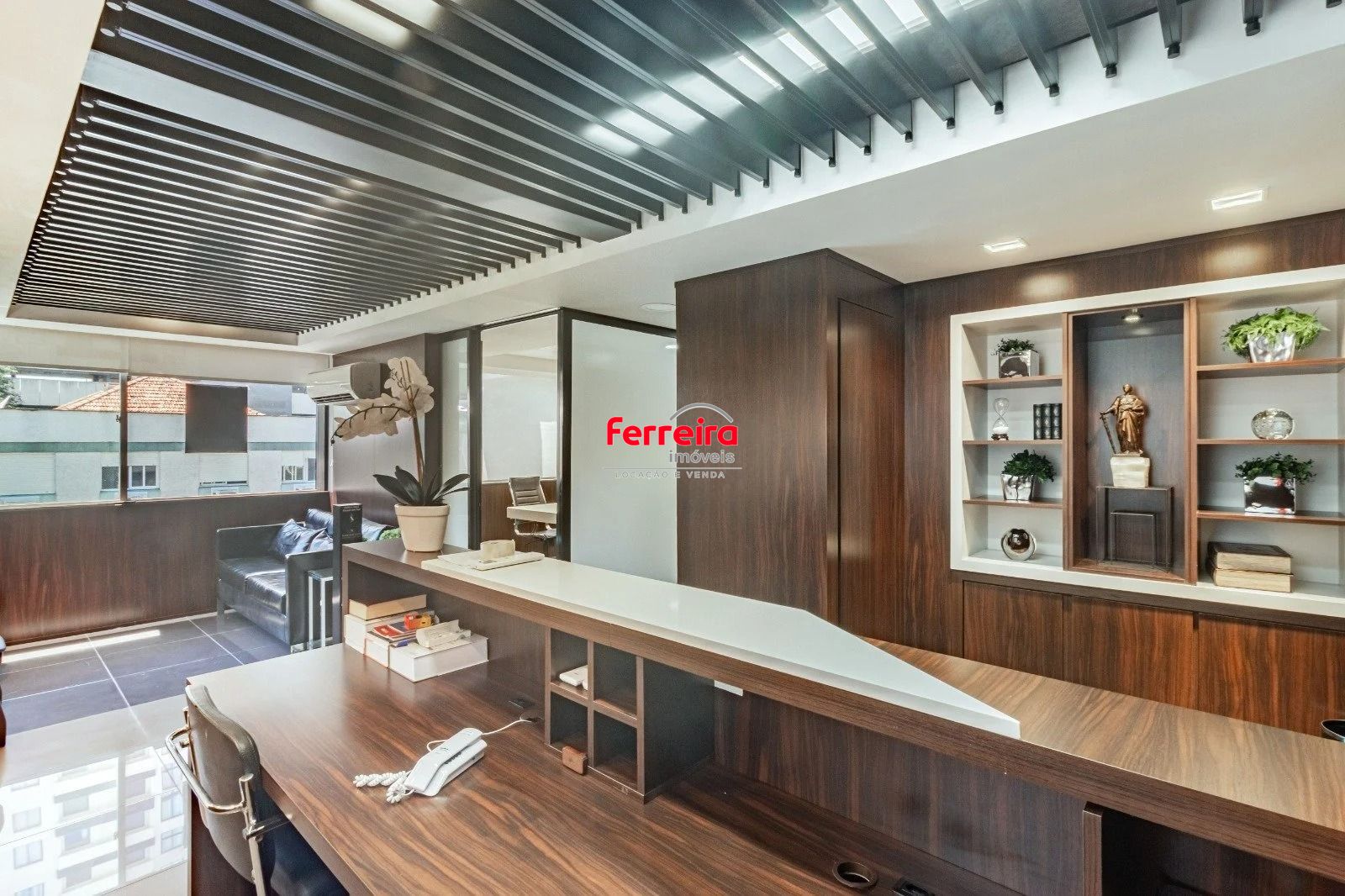 Sala/Conjunto Comercial com 4 vagas e 218m²