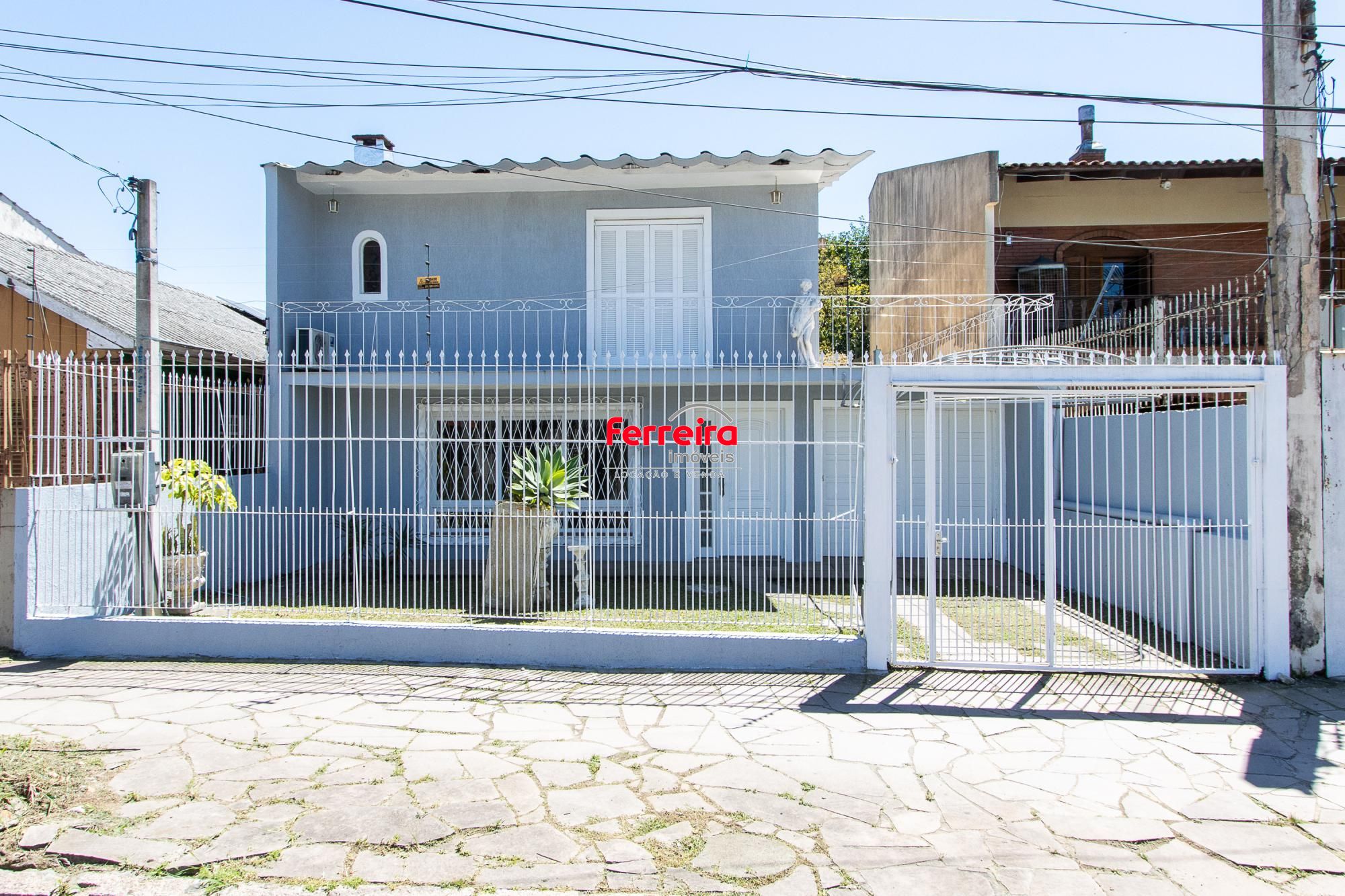 Casa de alvenaria, com 3 quartos, 1 suíte e 3 vagas de garagem.