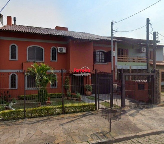 Casa de 04 dormitórios sendo 02 suíte com 03 pavimentos e 03 vagas de garagem.