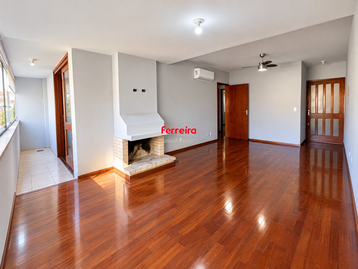SALA-AMPLA-COM-LAREIRA-E-AR-CONDICIONADO