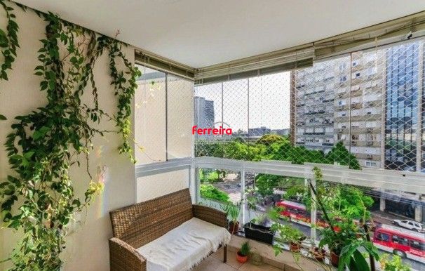 Apartamento de frente com vista panorâmica, sacada,3 dormitórios,1suíte para venda no bairro Centro Histórico em Porto Alegre/RS.